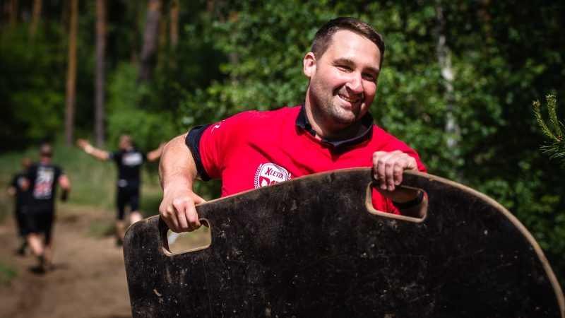 Fleißger Volunteer am Hindernis