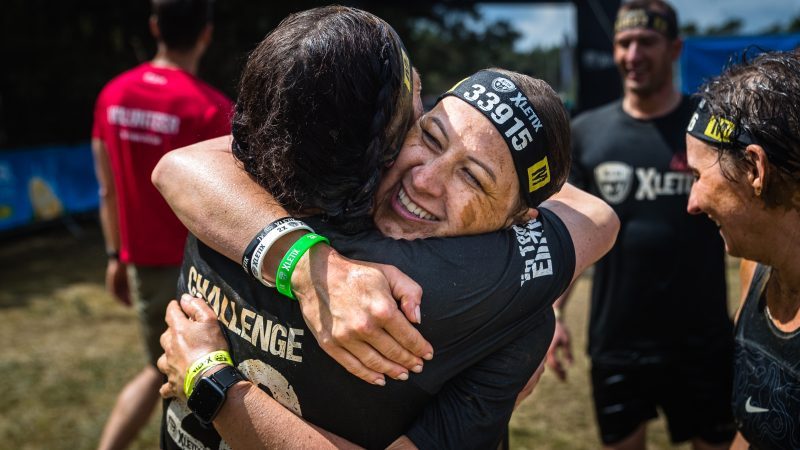 Challenger umarmen sich nach Zieleinlauf