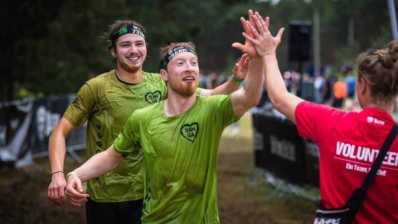 Volunteer gibt Challengern ein High Five