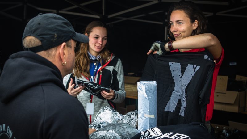 Challenger lässt sich am Fanshop beraten