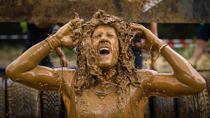 Challenger taucht durch Muddy Maniacs