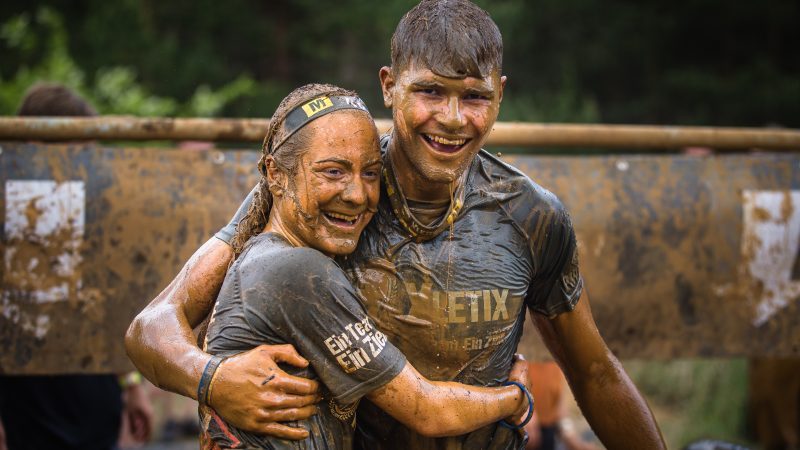 Glückliches Paar nach Muddy Maniacs