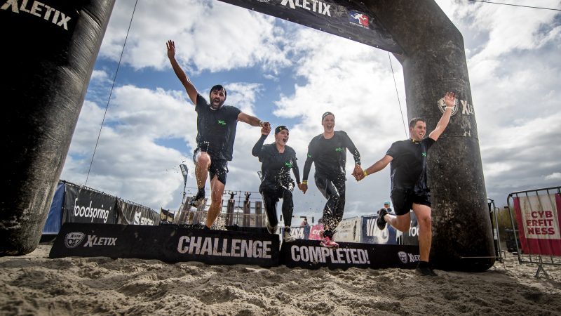 Challenger springen durchs Ziel