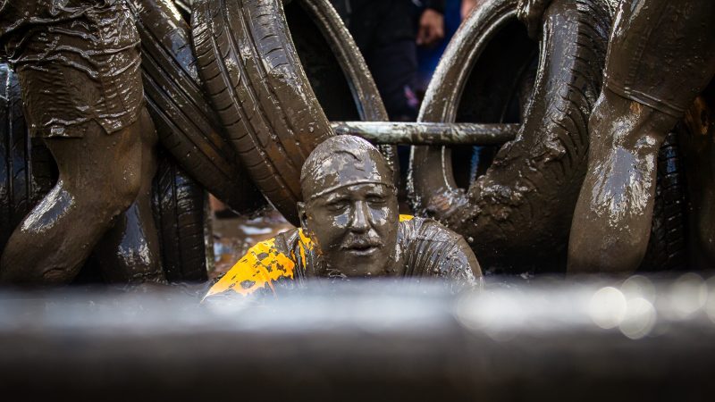Schlammiger Challenger im Muddy Maniacs