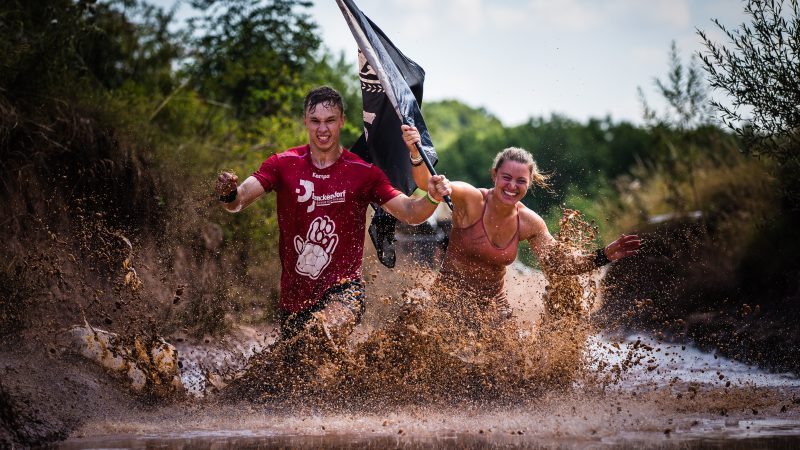 Challenger im Schlamm mit XLETIX Fahne