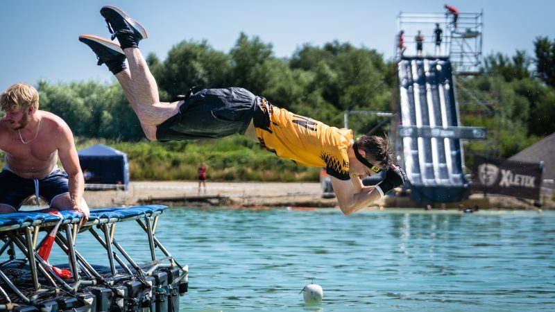 Challenger springt in den See