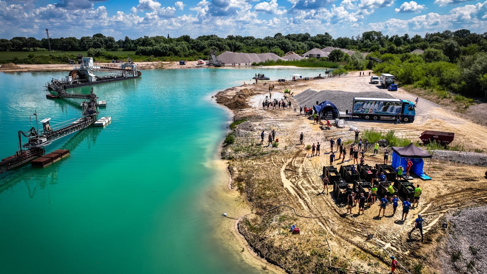 Eventgelände mit türkisblauem See