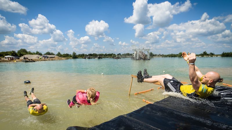Challenger rutschen von der Speed Slide in den See