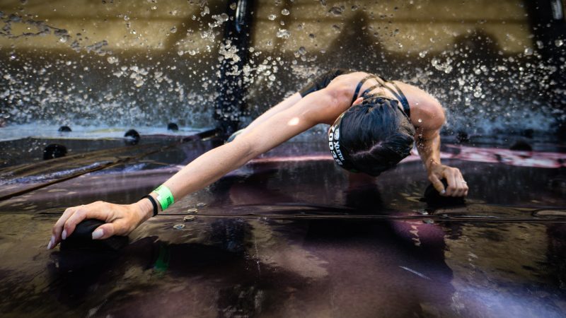 Frau klettert Wild Water hoch