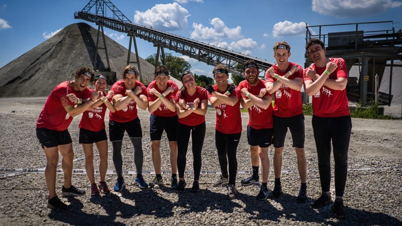 Team zeigt ein X
