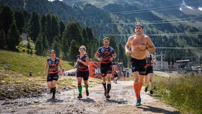 Challenger laufen den Berg hoch