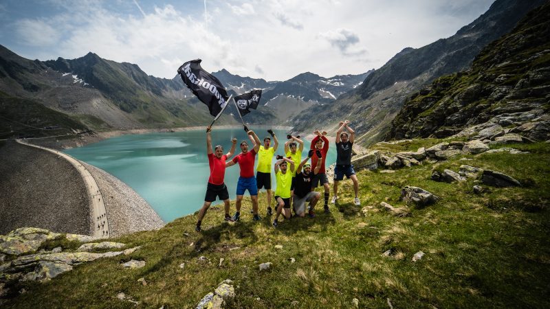 Challenger vor türkisblauem See