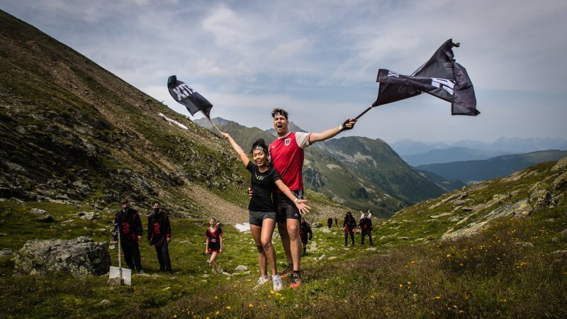 Challenger schwenken die XLETIX Fahne