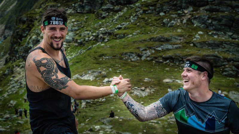 Challenger geben sich die Hand