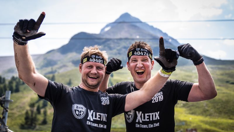 Challenger jubeln die Kamera