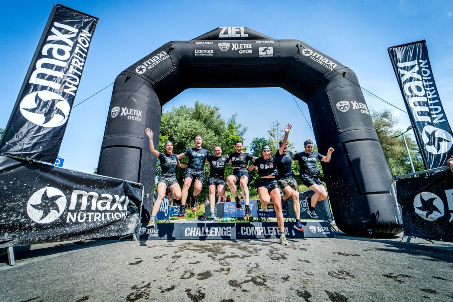 Finisher durch den Zielbogen